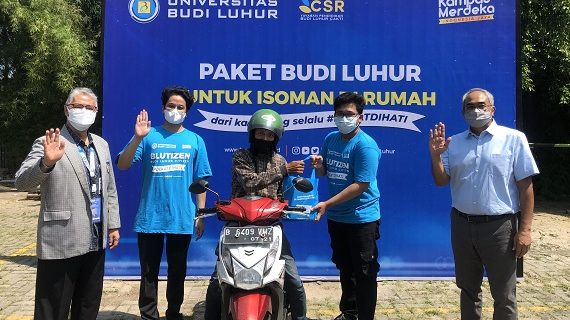 Universitas Budi Luhur Bagikan Paket Sembako Gratis untuk Warga Isoman