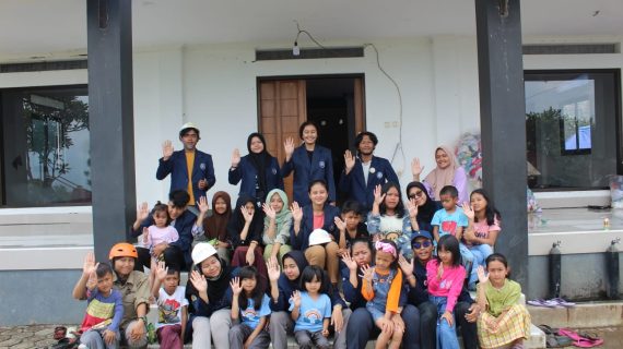 Mahasiswa Budi Luhur Ajak Anak-anak Korban Gempa Cianjur Bermain & Bernyanyi